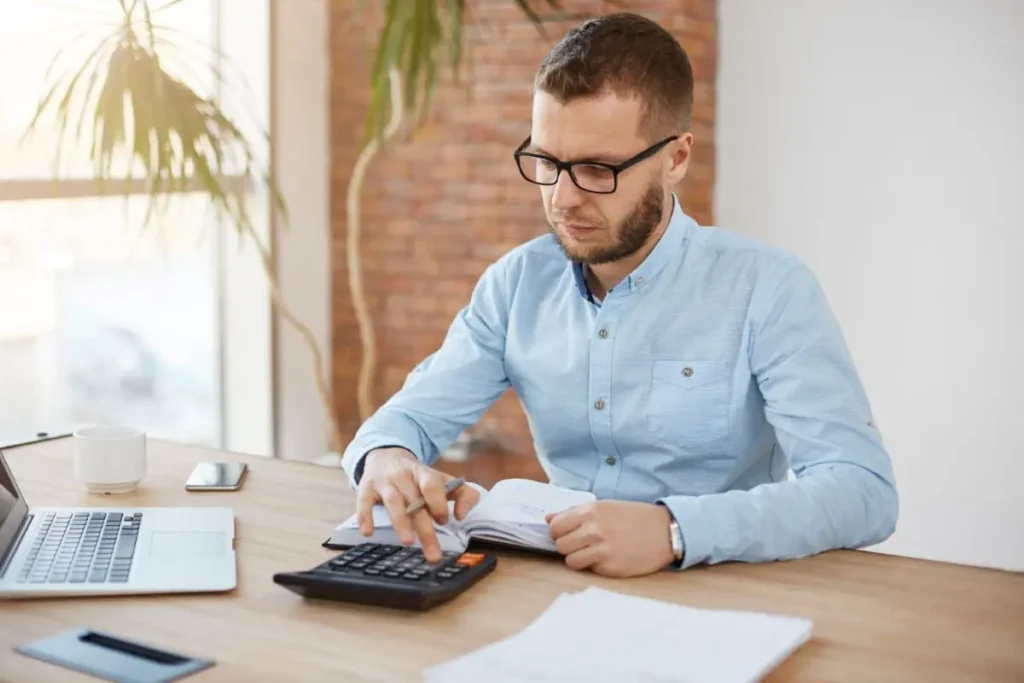 persona con calculadora con Procedimiento monitorio