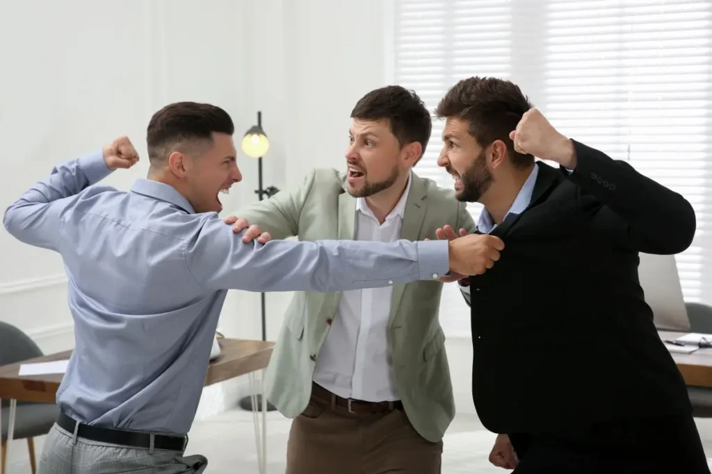 personas peleando dentro de una oficina