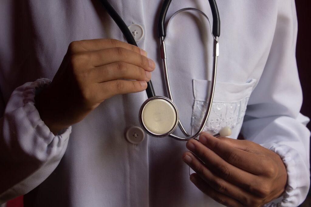 medico con estetoscopio en caso de negligencia medica